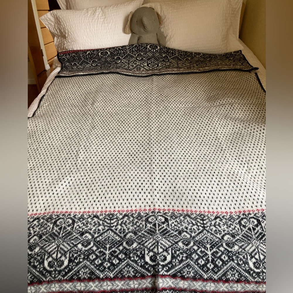 NWOT - 100% Icelandic Sheep Wool  Throw Blanket - Classic Scandinavian Pattern